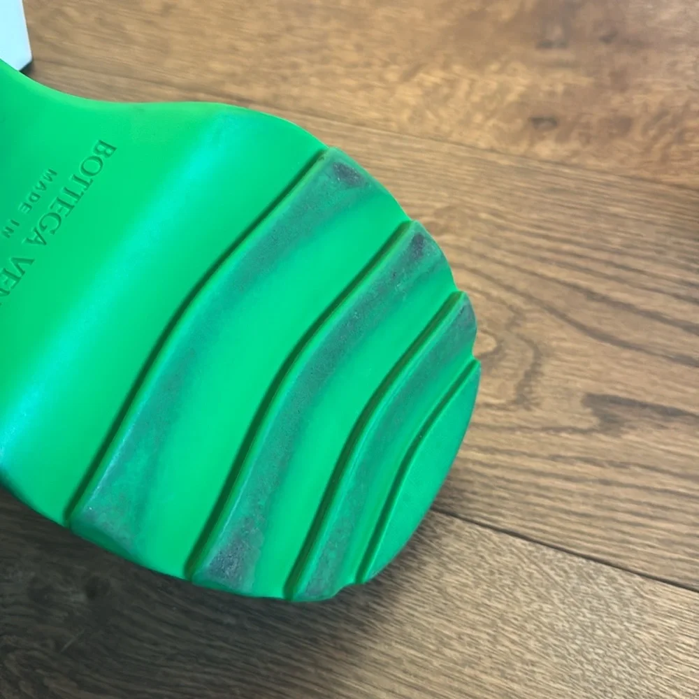 Bottega Veneta Black and Green Falsh Boots with Chunky Sole - Picture 7 of 11